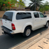 Location Toyota Hilux Blanche – 60.000 F/ Jour – Chauffeur dédié – Moteur Diesel – 5 Places – Tarif Dégressif - Image 3
